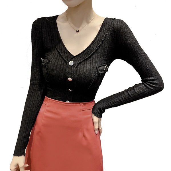 Prigludusi moteriška palaidinė su špico iškirpte ir kišenėmis