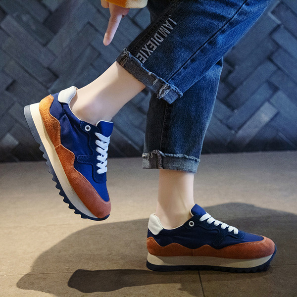 Modernūs moteriški sportbačiai storais padais ir raišteliais