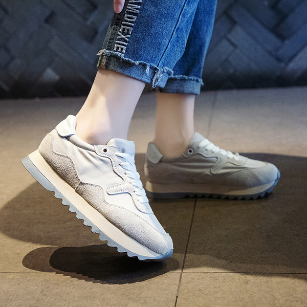 Modernūs moteriški sportbačiai storais padais ir raišteliais