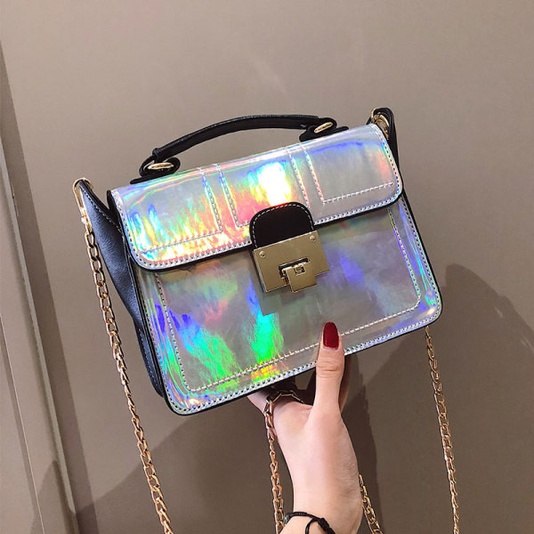 Moderni moteriška rankinė su metaliniu užsegimu ir dviem rankenomis