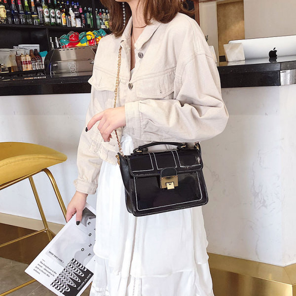 Moderni moteriška rankinė su metaliniu užsegimu ir dviem rankenomis