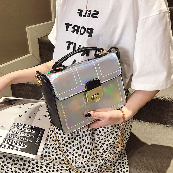 Moderni moteriška rankinė su metaliniu užsegimu ir dviem rankenomis