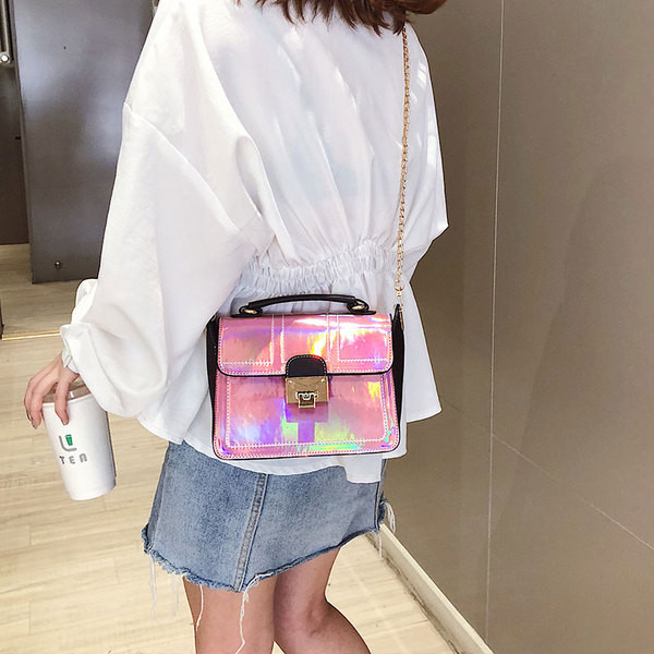 Moderni moteriška rankinė su metaliniu užsegimu ir dviem rankenomis