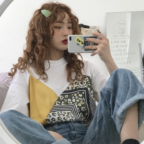 Platūs moteriški marškinėliai su apatinės dalies imitacija