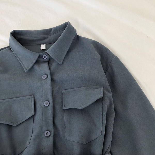 Plataus modelio moteriški marškiniai su klasikine apykakle, dirželiu ir sagomis