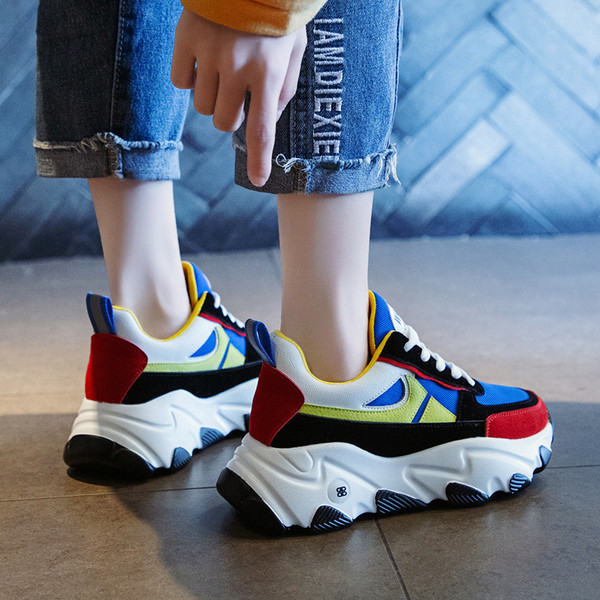 Įprasti moteriški spalvingi sportbačiai storais padais ir raišteliais