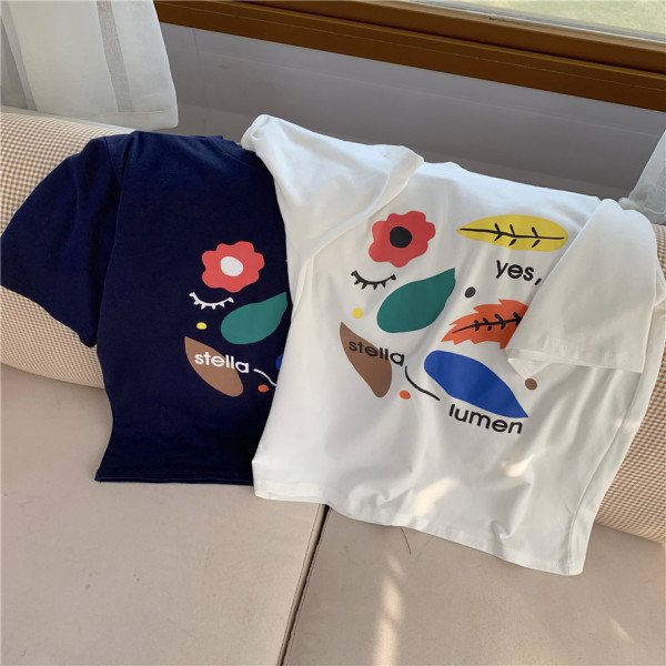 Moteriški laisvalaikio mėlyni marškinėliai su raštu