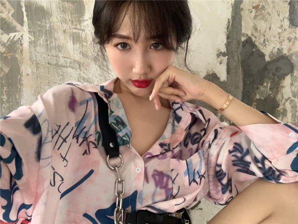 Moteriški platūs marškiniai su raštuotu raštu