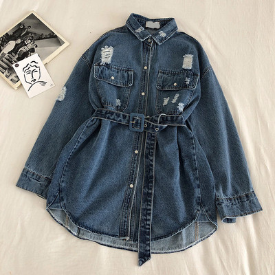 Dabartinis moteriškas džinsinis marškinėlių platus modelis su plėšytais motyvais ir juosmens diržu