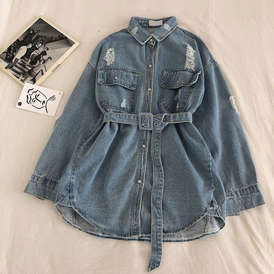 Dabartinis moteriškas džinsinis marškinėlių platus modelis su plėšytais motyvais ir juosmens diržu