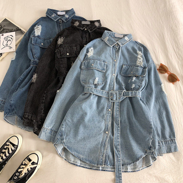 Dabartinis moteriškas džinsinis marškinėlių platus modelis su plėšytais motyvais ir juosmens diržu