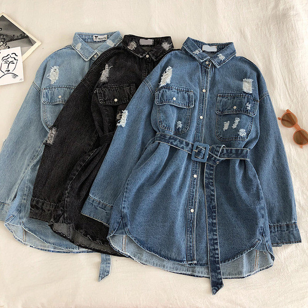 Dabartinis moteriškas džinsinis marškinėlių platus modelis su plėšytais motyvais ir juosmens diržu