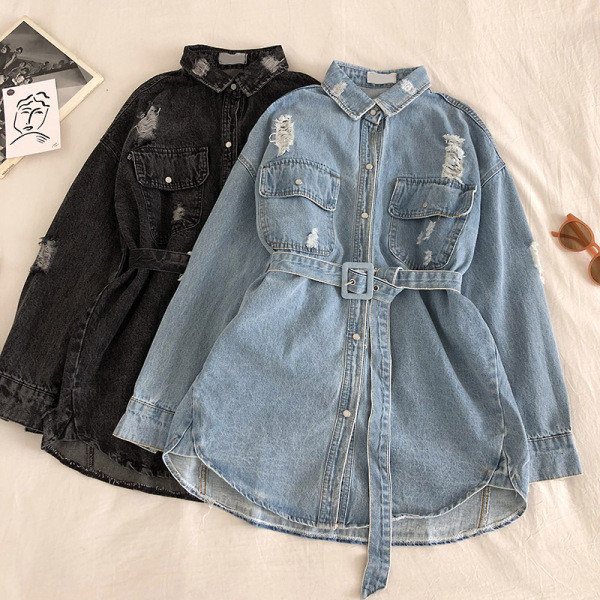 Dabartinis moteriškas džinsinis marškinėlių platus modelis su plėšytais motyvais ir juosmens diržu