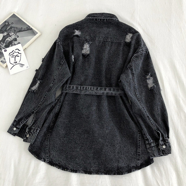 Dabartinis moteriškas džinsinis marškinėlių platus modelis su plėšytais motyvais ir juosmens diržu