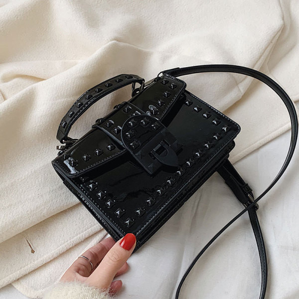 Geanta de dama moderna din piele lacuita cu doua manere si inchidere metalica