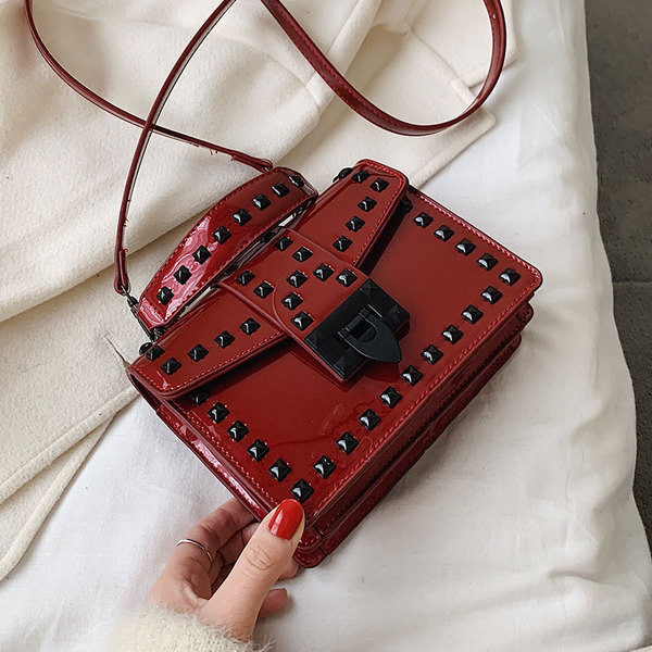 Geanta de dama moderna din piele lacuita cu doua manere si inchidere metalica