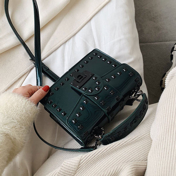 Geanta de dama moderna din piele lacuita cu doua manere si inchidere metalica