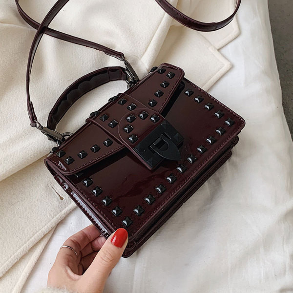 Geanta de dama moderna din piele lacuita cu doua manere si inchidere metalica