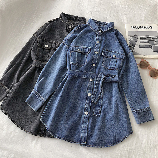 Moteriškų džinsinių marškinėlių platus modelis su kišenėmis ir juosmens diržu