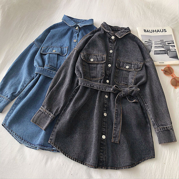 Moteriškų džinsinių marškinėlių platus modelis su kišenėmis ir juosmens diržu