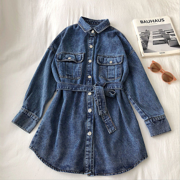 Moteriškų džinsinių marškinėlių platus modelis su kišenėmis ir juosmens diržu