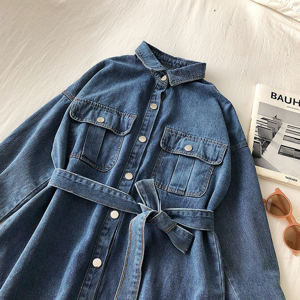 Moteriškų džinsinių marškinėlių platus modelis su kišenėmis ir juosmens diržu