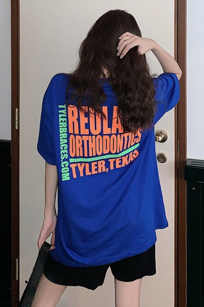 Kasdienis marškinėlių platus modelis su užrašu