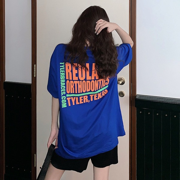 Kasdienis marškinėlių platus modelis su užrašu