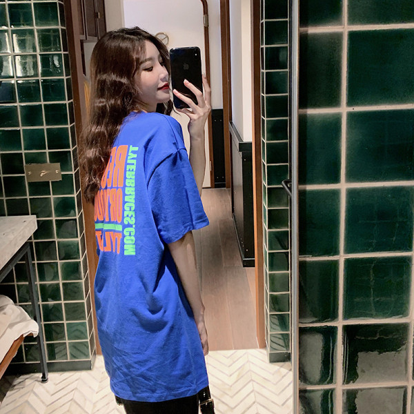 Kasdienis marškinėlių platus modelis su užrašu