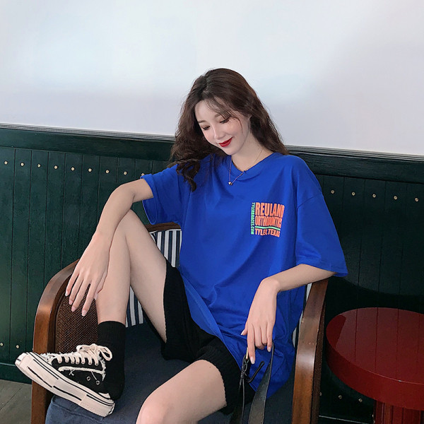 Kasdienis marškinėlių platus modelis su užrašu