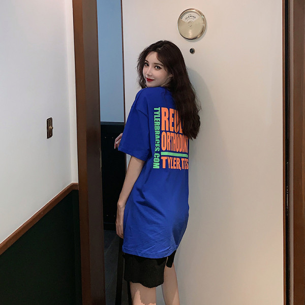 Kasdienis marškinėlių platus modelis su užrašu