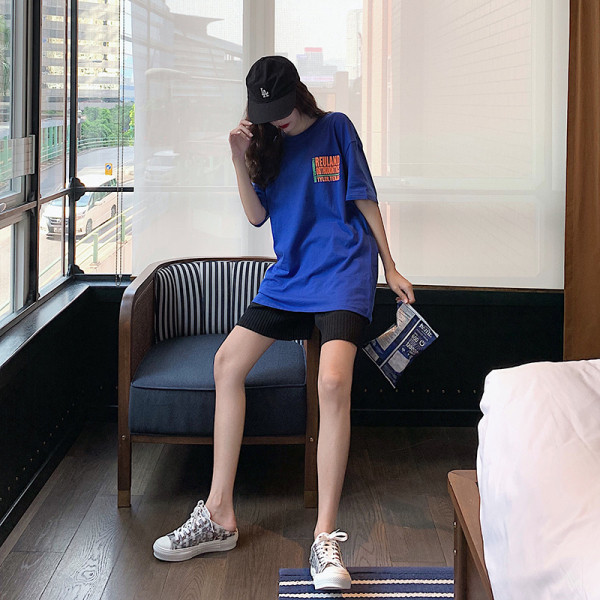 Kasdienis marškinėlių platus modelis su užrašu