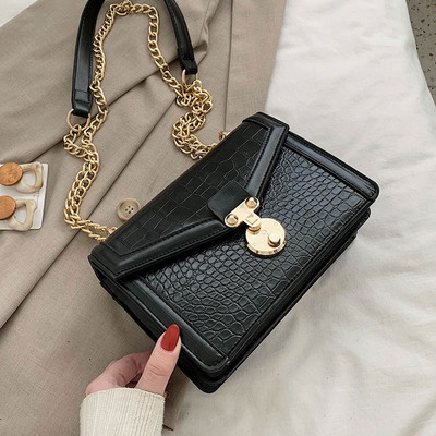 Női bőr táska fém csattal és hosszú fogantyúval