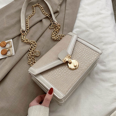 Női bőr táska fém csattal és hosszú fogantyúval