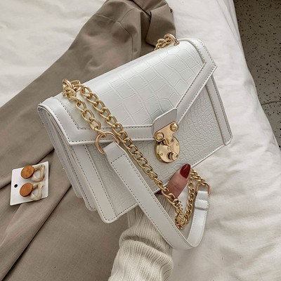 Női bőr táska fém csattal és hosszú fogantyúval