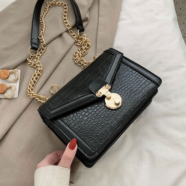 Női bőr táska fém csattal és hosszú fogantyúval