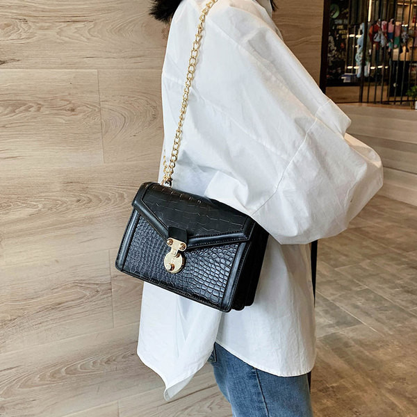 Női bőr táska fém csattal és hosszú fogantyúval