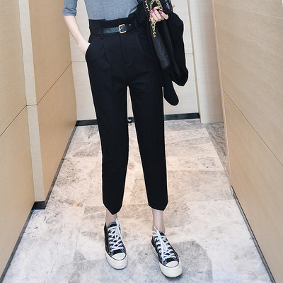 Šiuolaikinės moteriškos kelnės aukštu juosmeniu ir odiniu diržu