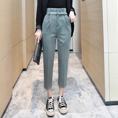 Šiuolaikinės moteriškos kelnės aukštu juosmeniu ir odiniu diržu