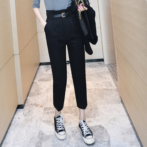 Šiuolaikinės moteriškos kelnės aukštu juosmeniu ir odiniu diržu