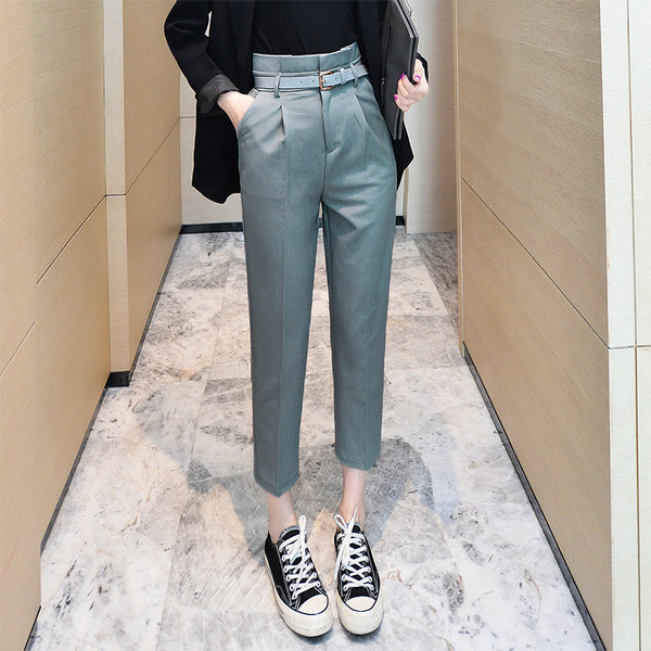 Šiuolaikinės moteriškos kelnės aukštu juosmeniu ir odiniu diržu