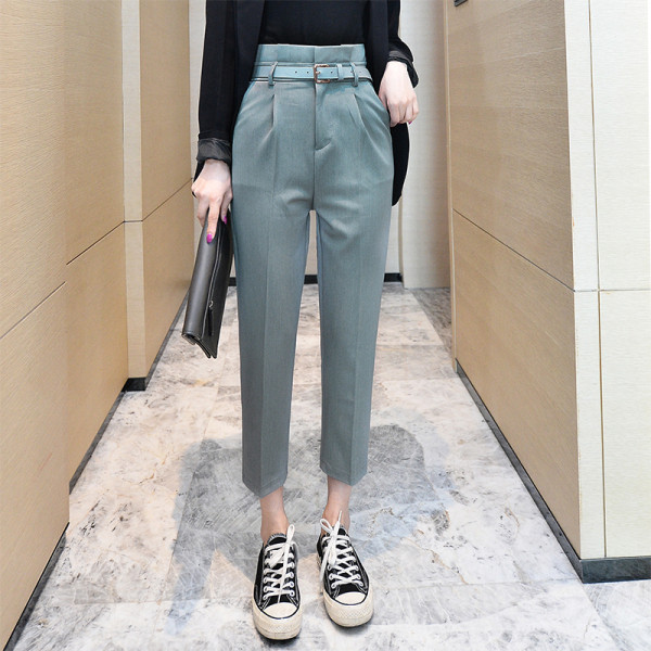 Šiuolaikinės moteriškos kelnės aukštu juosmeniu ir odiniu diržu