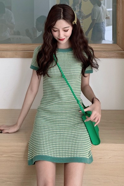 Trumpa languota suknelė iš plono mezgimo