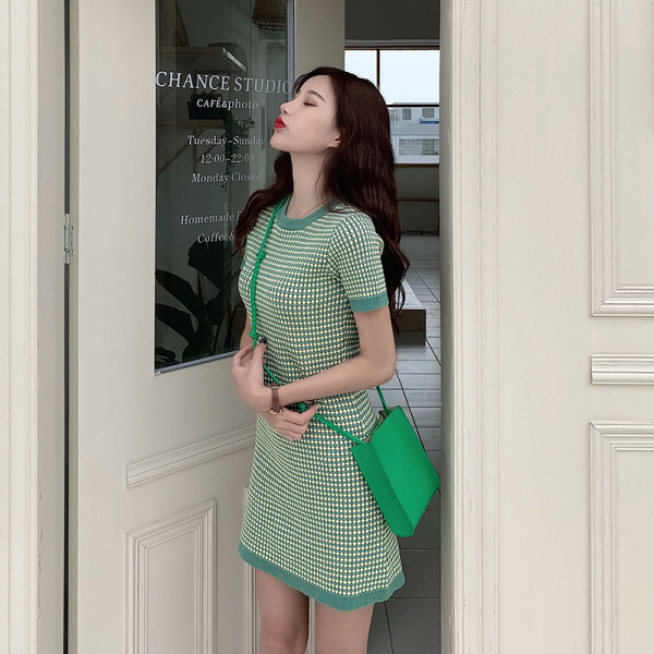 Trumpa languota suknelė iš plono mezgimo