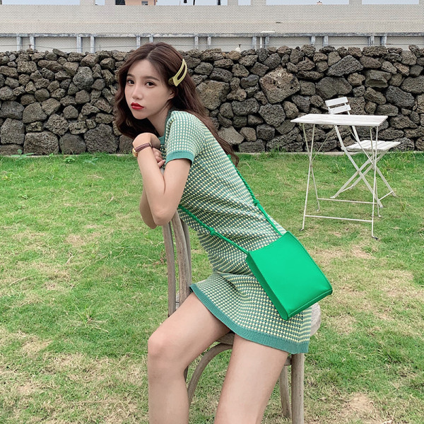 Trumpa languota suknelė iš plono mezgimo