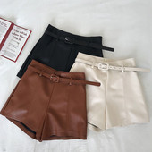 Paprasto modelio odiniai šortai aukštu juosmeniu ir diržu