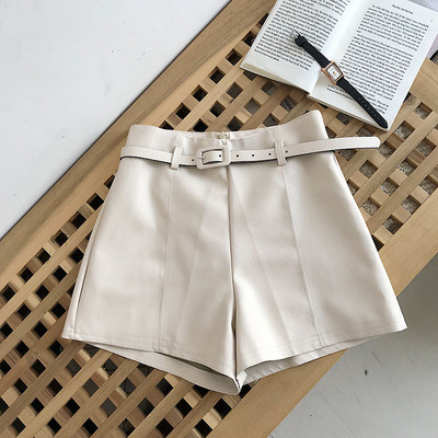 Paprasto modelio odiniai šortai aukštu juosmeniu ir diržu