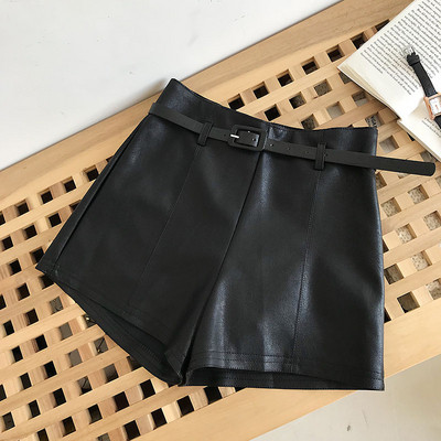 Paprasto modelio odiniai šortai aukštu juosmeniu ir diržu