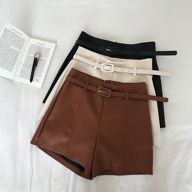 Paprasto modelio odiniai šortai aukštu juosmeniu ir diržu