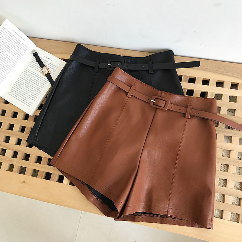 Paprasto modelio odiniai šortai aukštu juosmeniu ir diržu